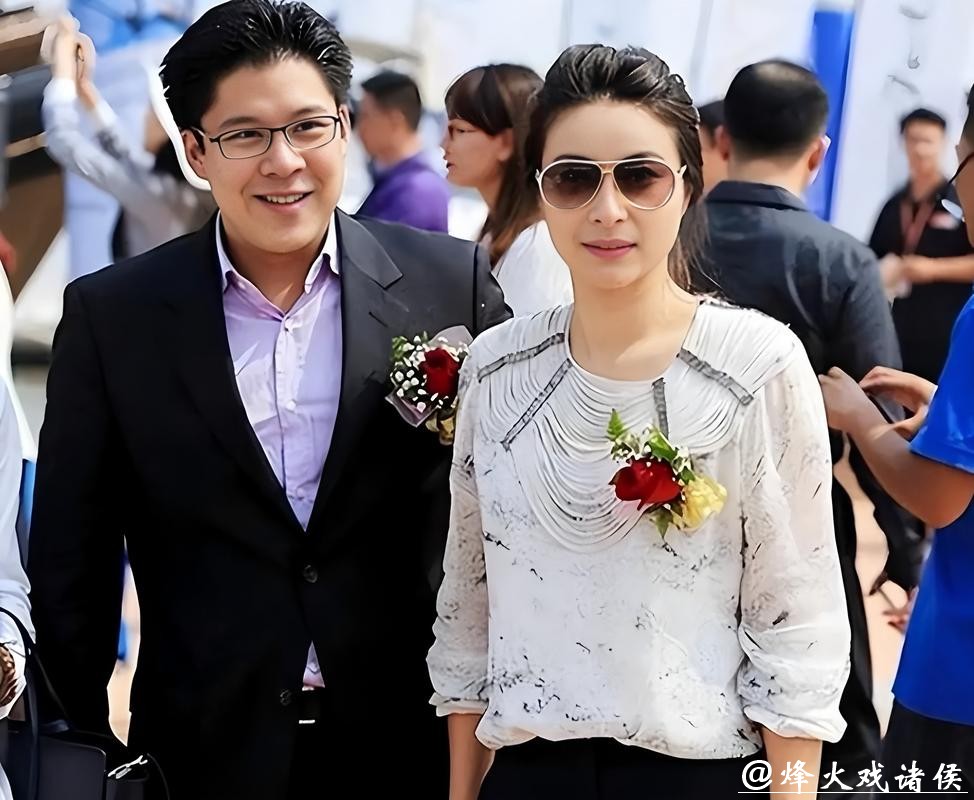 香港名流跑马拉松,霍启刚陪郭晶晶跑两公里,78岁兰桂坊老板参赛 香港名流跑马拉松,霍启刚陪郭晶晶跑两公里,78岁兰桂坊老板参赛