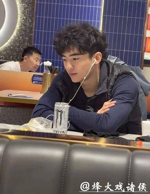 又一位星二代“整容式逆袭”，19岁帅成180cm肌肉男神，果然胖子都是潜力股！